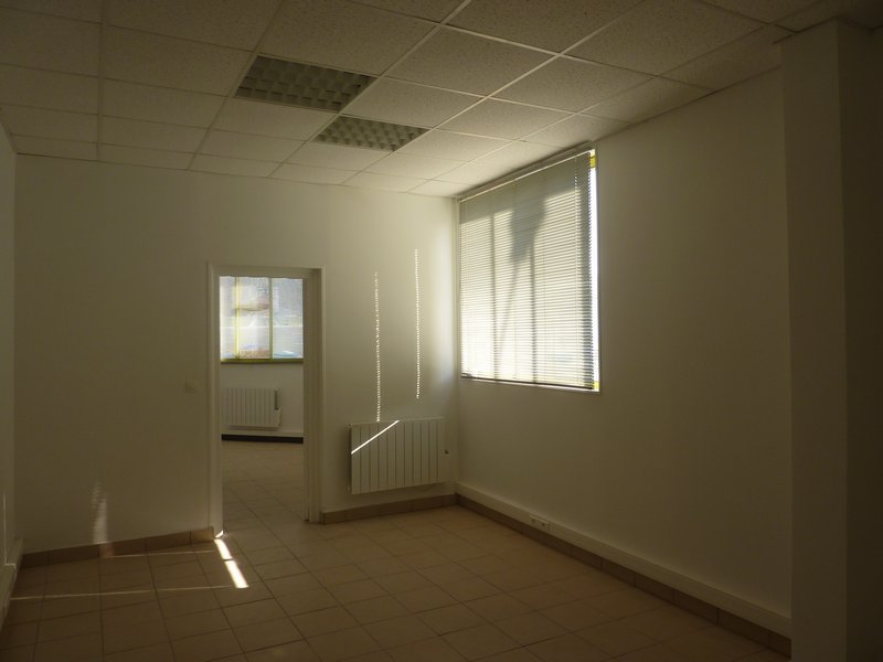 LOCAL COMMERCIAL OU PROFESSIONNEL AVEC PARKING