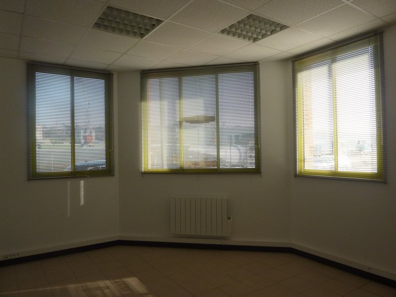 LOCAL COMMERCIAL OU PROFESSIONNEL AVEC PARKING