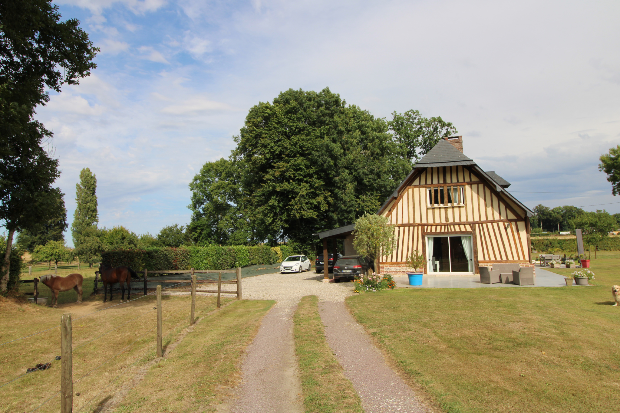 Propriété normande joliment rénovée et ses dépendances sur 1