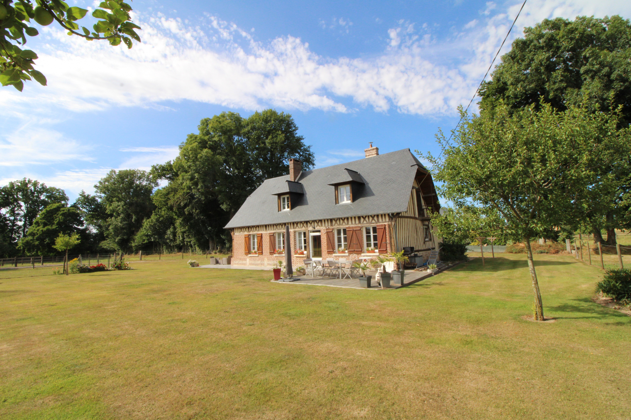 Propriété normande joliment rénovée et ses dépendances sur 1