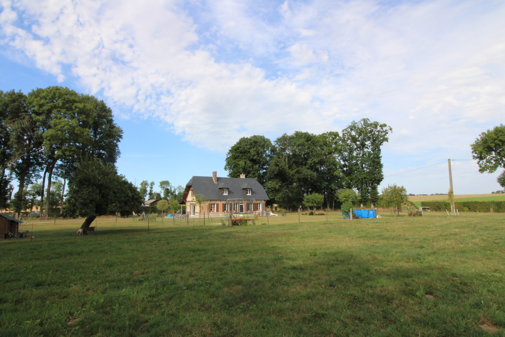 Propriété normande joliment rénovée et ses dépendances sur 1
