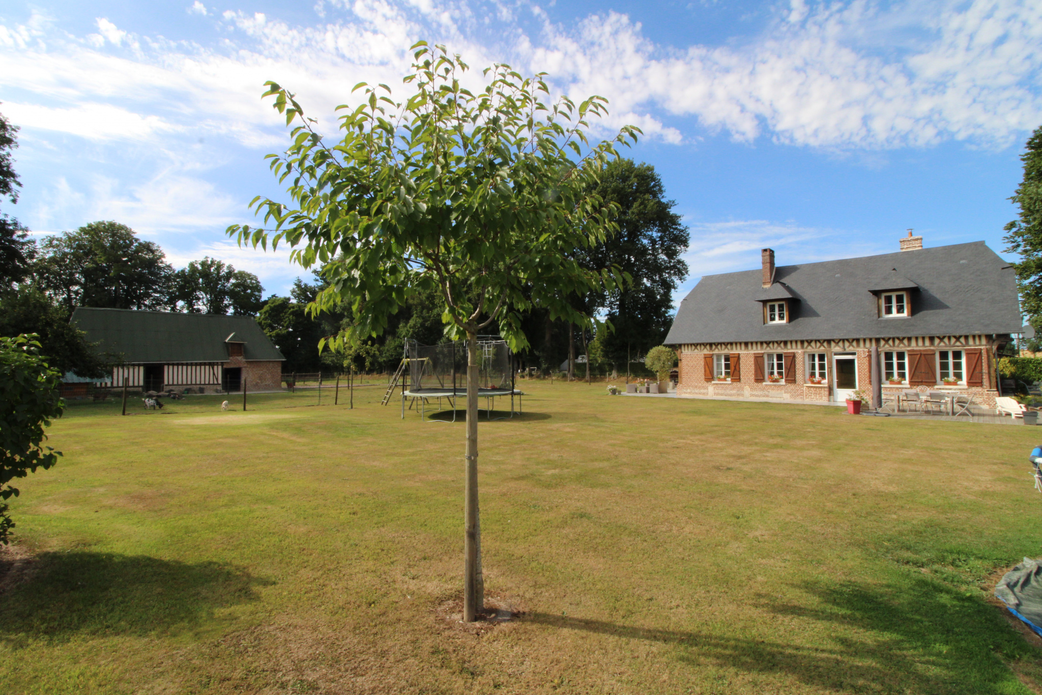 Propriété normande joliment rénovée et ses dépendances sur 1