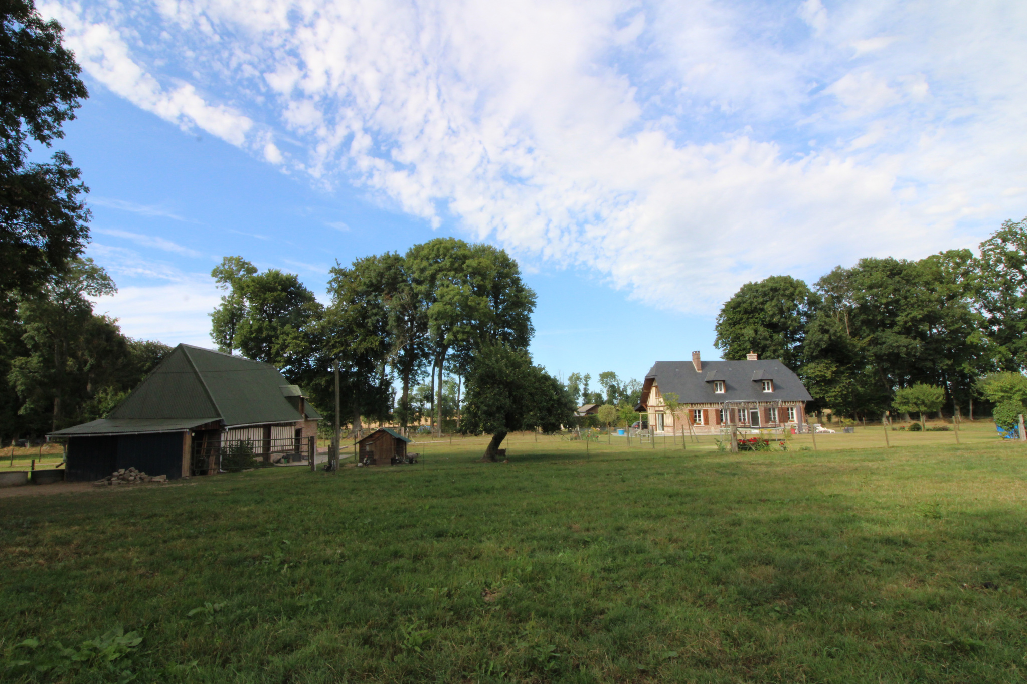 Propriété normande joliment rénovée et ses dépendances sur 1