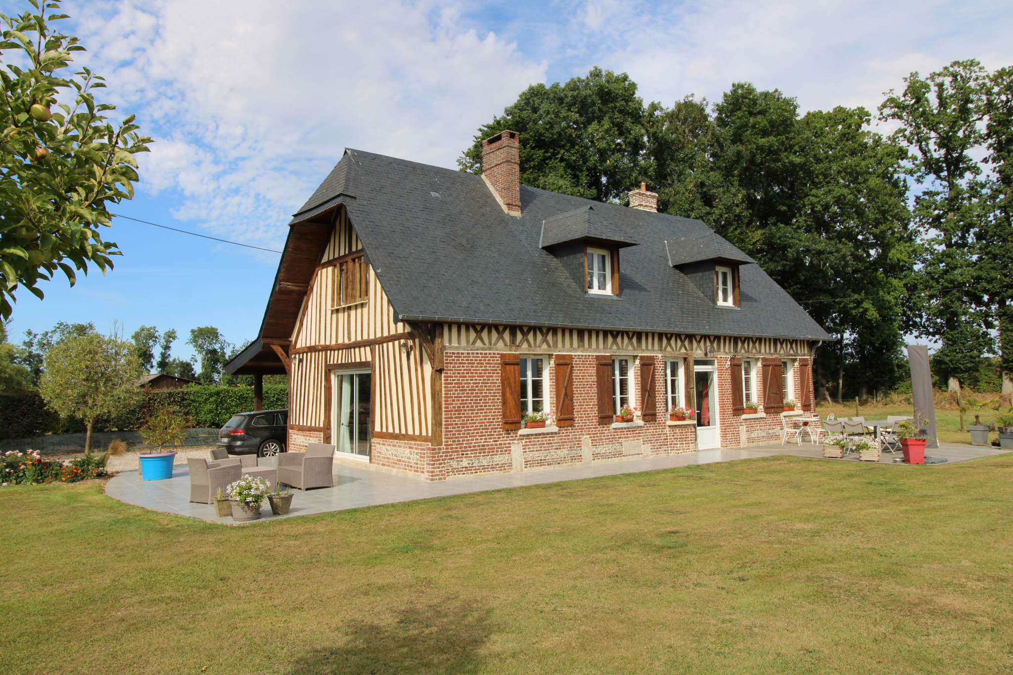Propriété normande joliment rénovée et ses dépendances sur 1