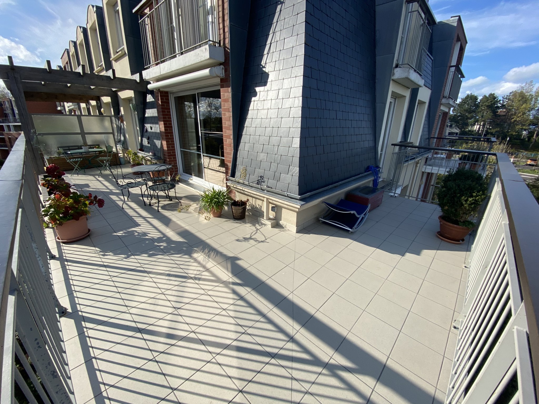 APPARTEMENT F4 ~124 m2  DANS UNE RESIDENCE AVEC ASCENSEUR A