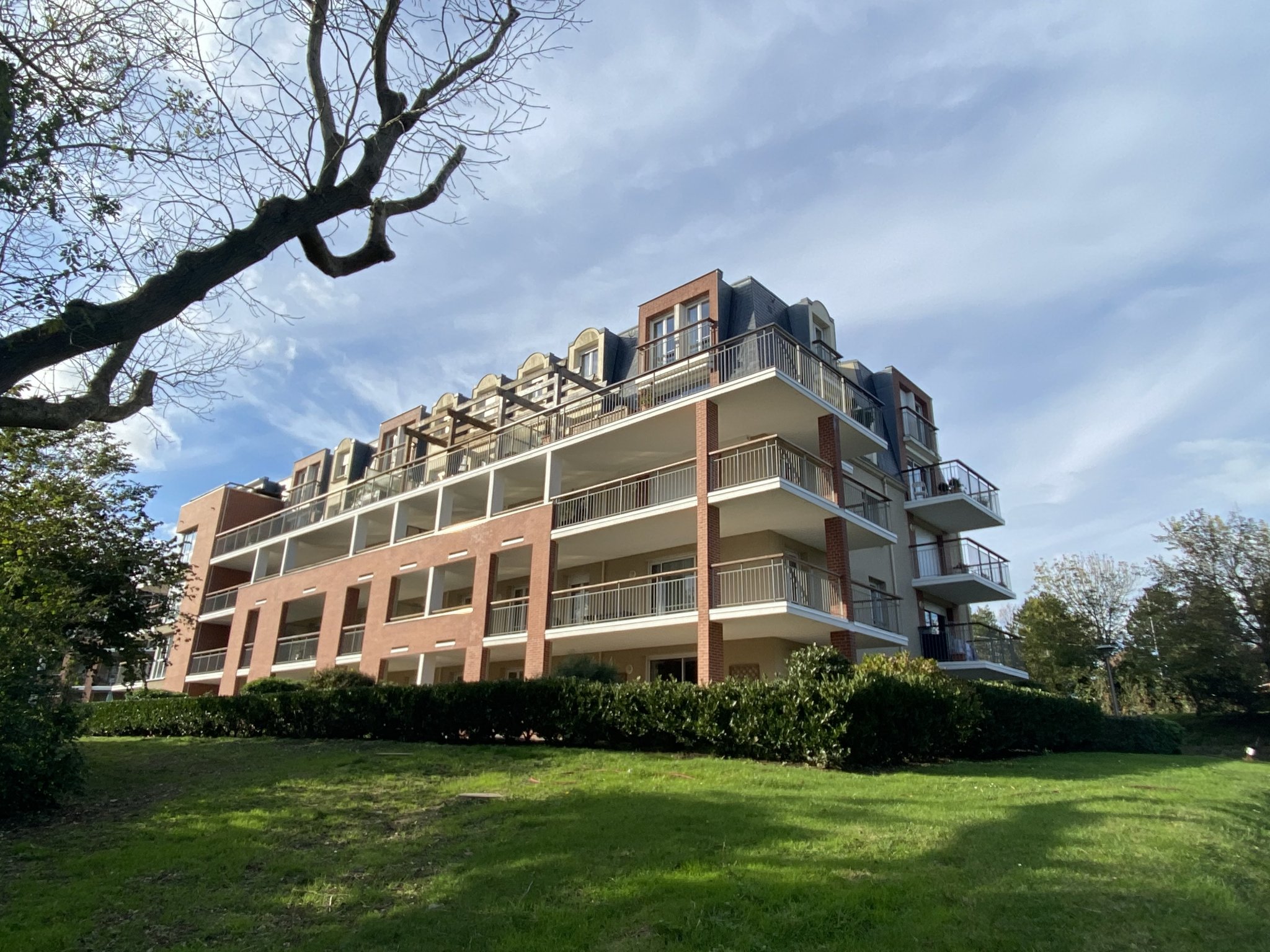 APPARTEMENT F4 ~124 m2  DANS UNE RESIDENCE AVEC ASCENSEUR A