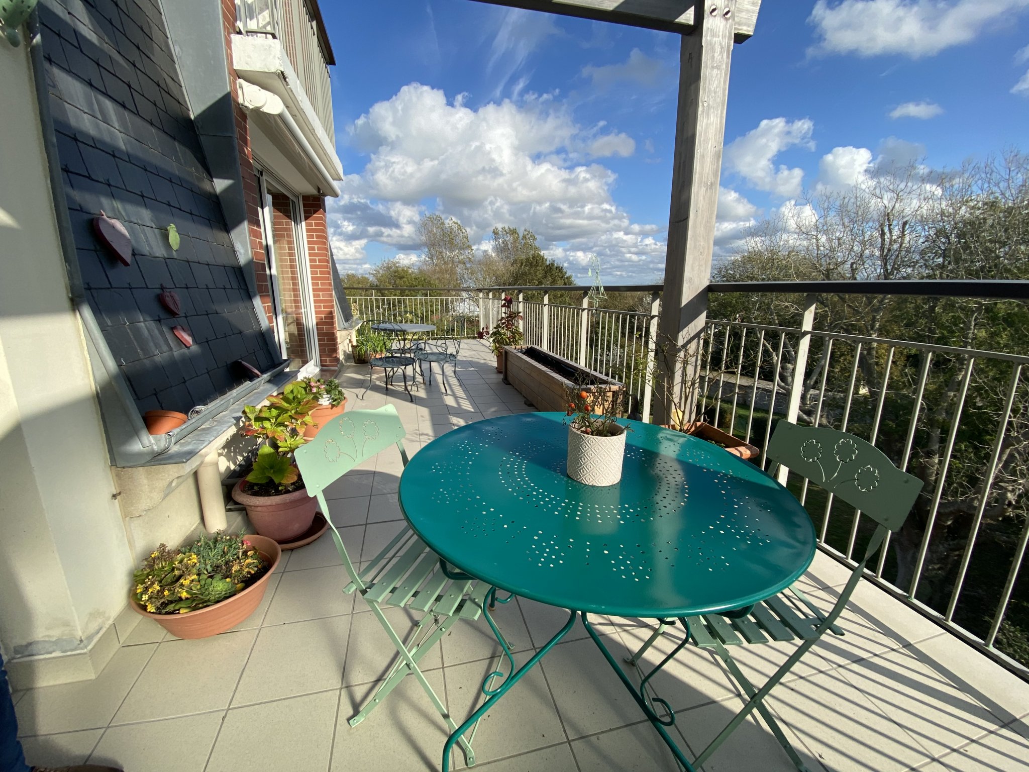 APPARTEMENT F4 ~124 m2  DANS UNE RESIDENCE AVEC ASCENSEUR A