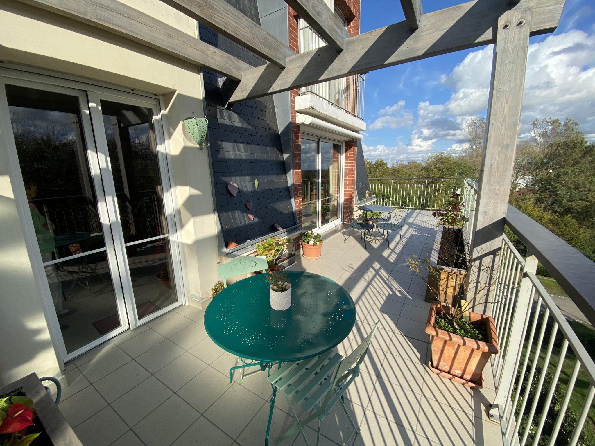 APPARTEMENT F4 ~124 m2  DANS UNE RESIDENCE AVEC ASCENSEUR A