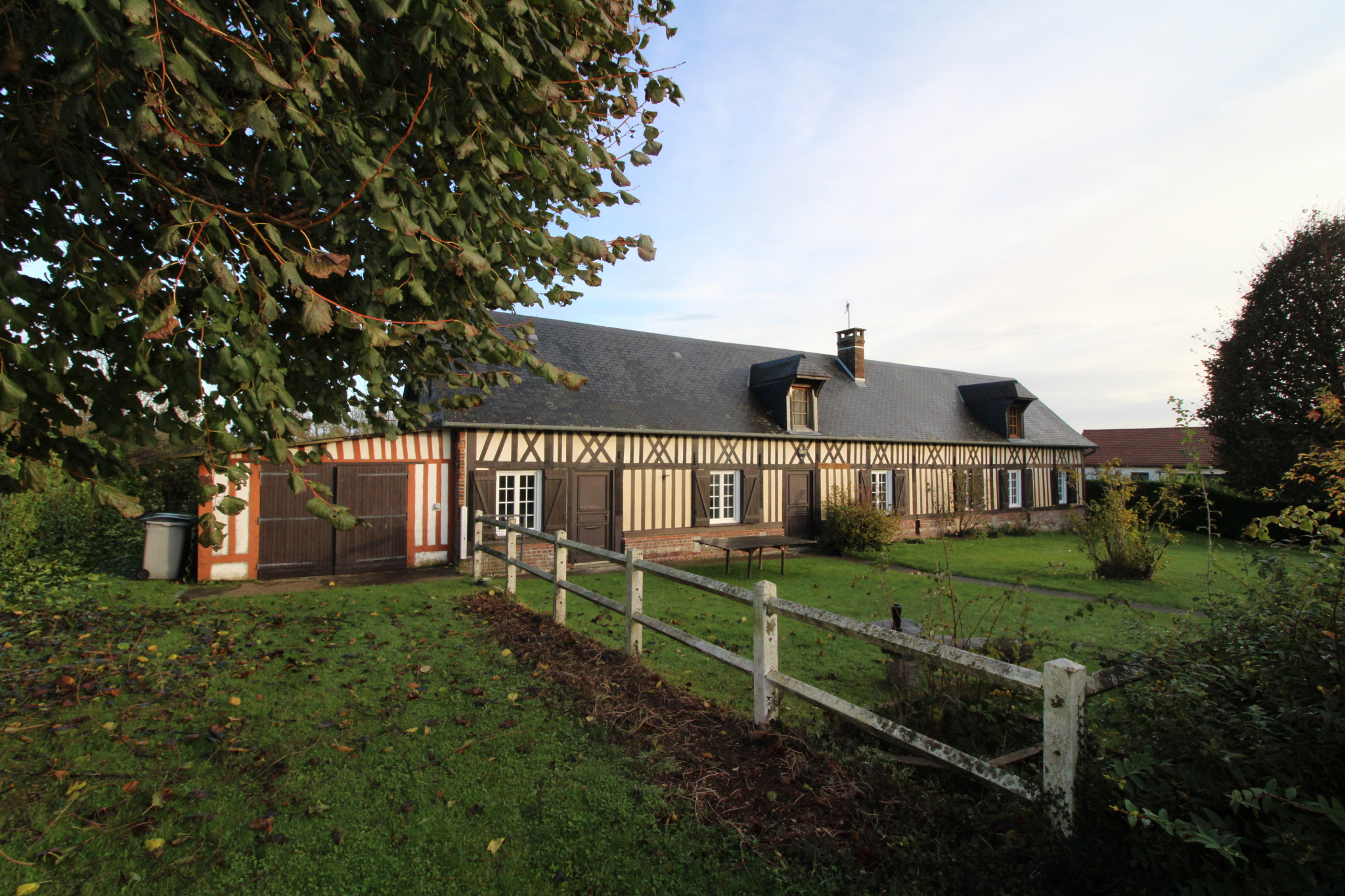 5 MINUTES DE LUNERAY, BELLE MAISON NORMANDE OFFRANT 6 CHAMBR