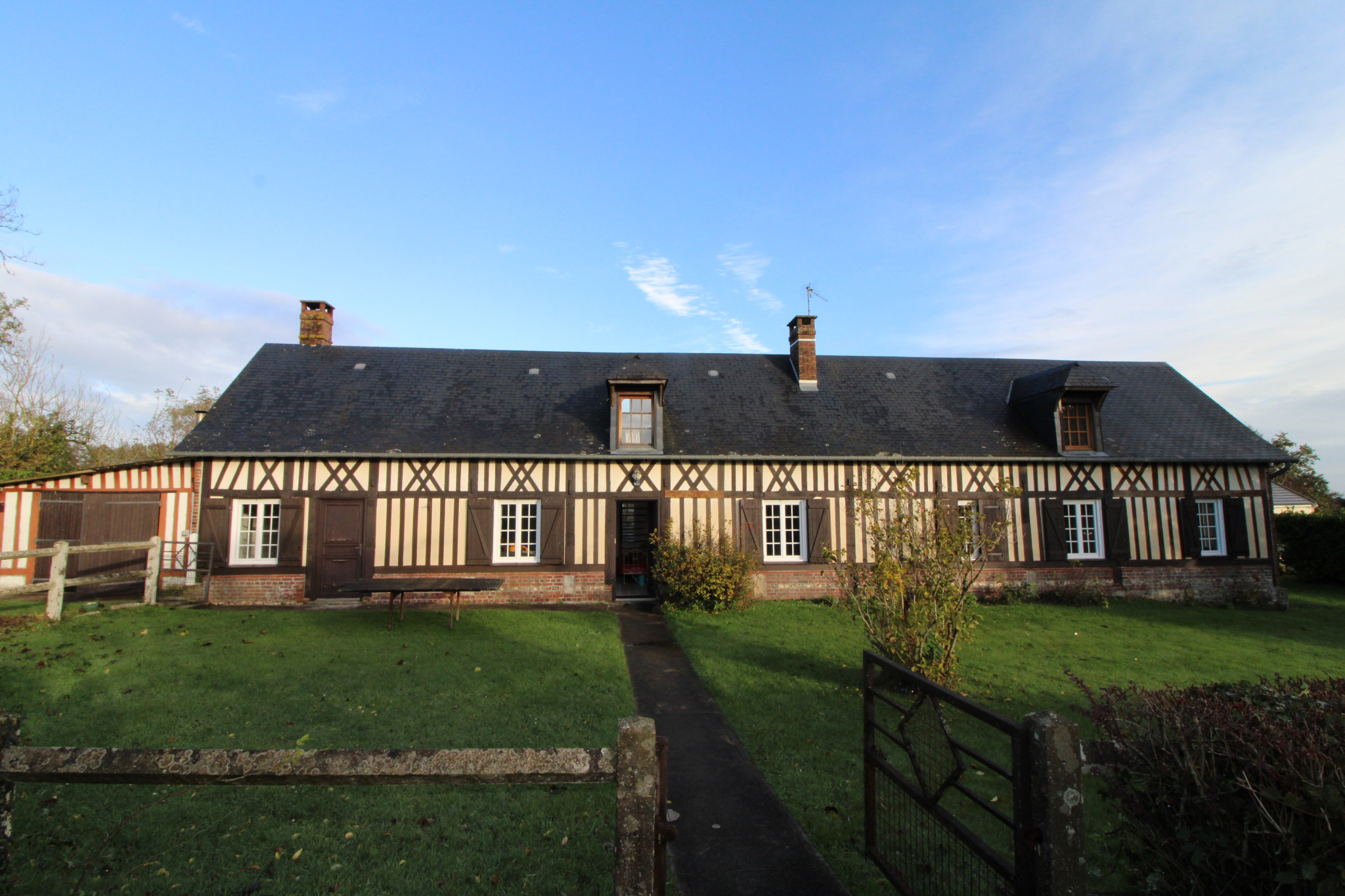 5 MINUTES DE LUNERAY, BELLE MAISON NORMANDE OFFRANT 6 CHAMBR