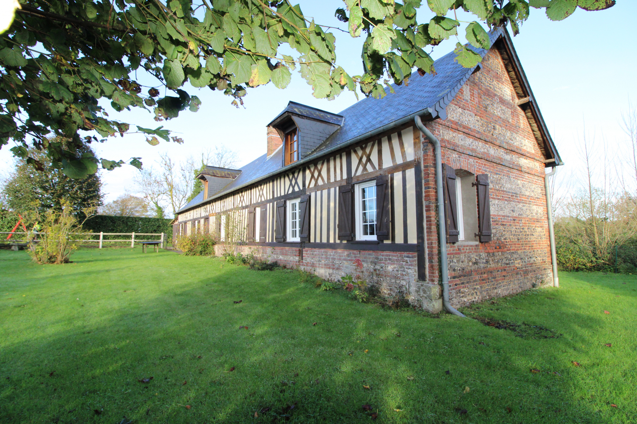 5 MINUTES DE LUNERAY, BELLE MAISON NORMANDE OFFRANT 6 CHAMBR