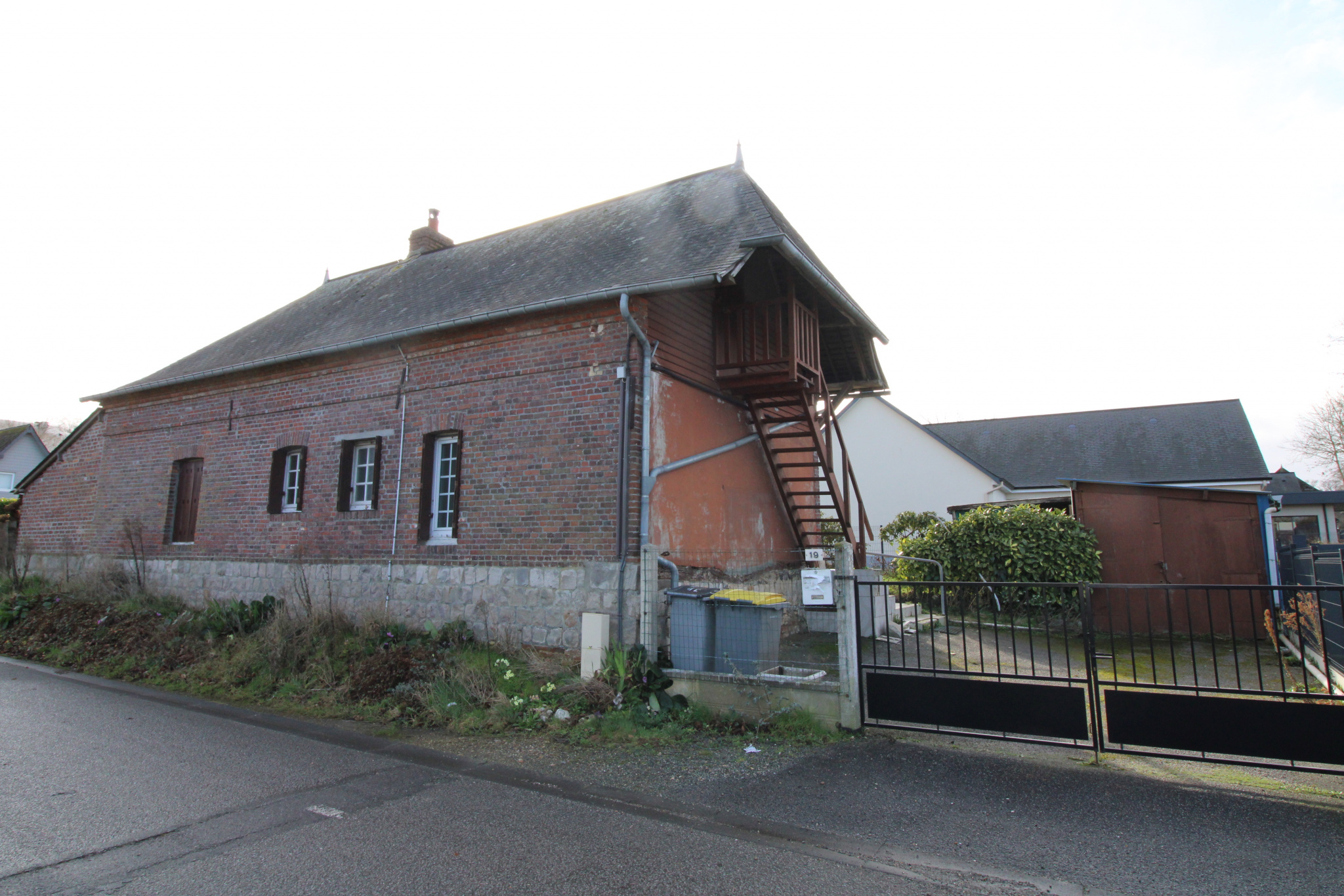 Exclusivité : Plein centre du bourg tous commerces de LUNERA