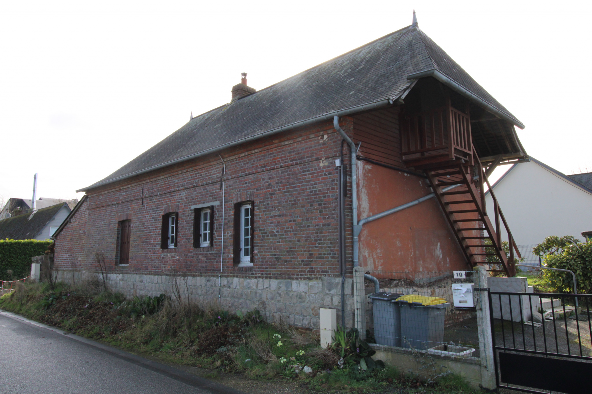Exclusivité : Plein centre du bourg tous commerces de LUNERA